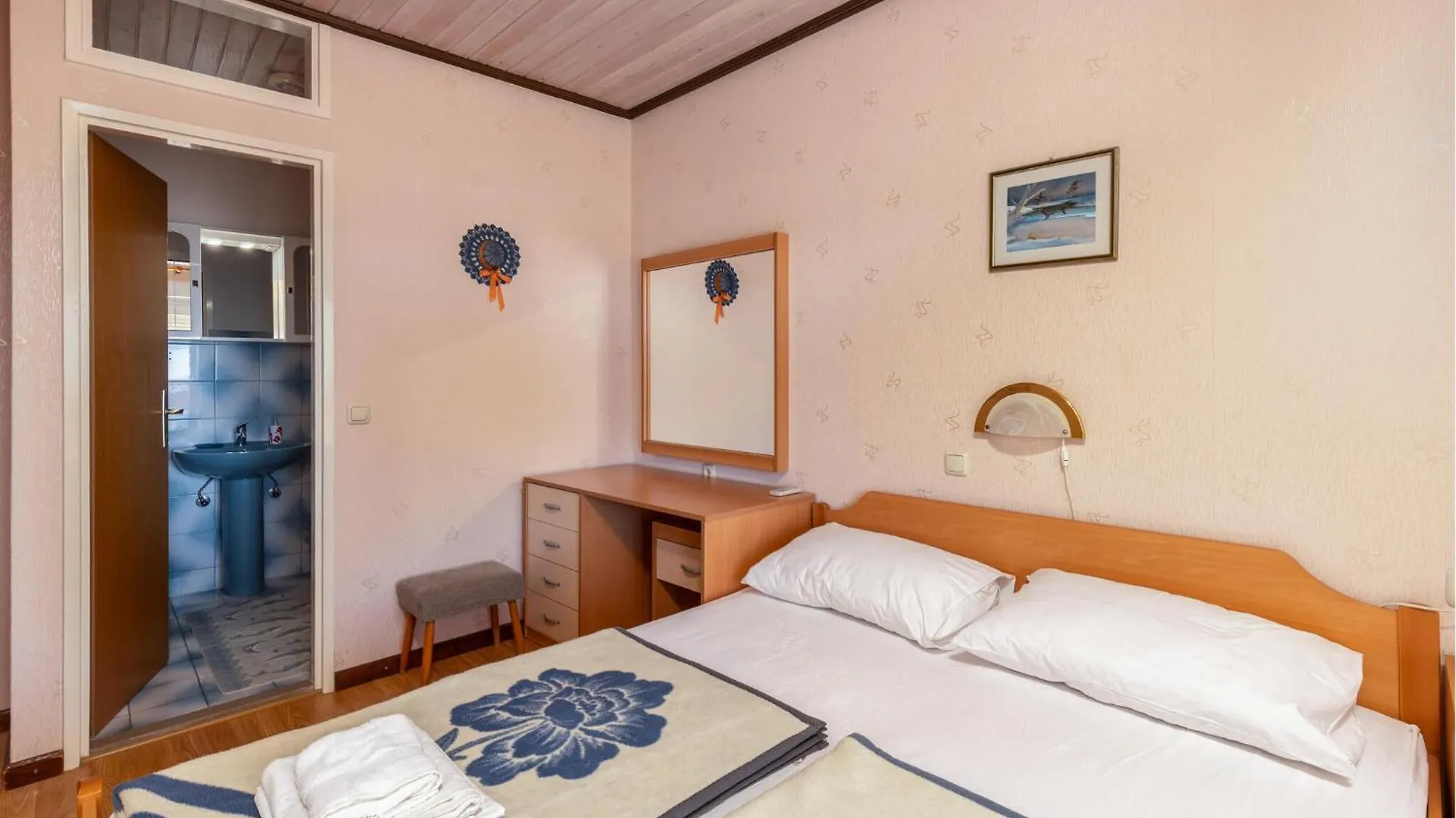 2 Bedroom Cozy Apartment In Rab  Rab Town