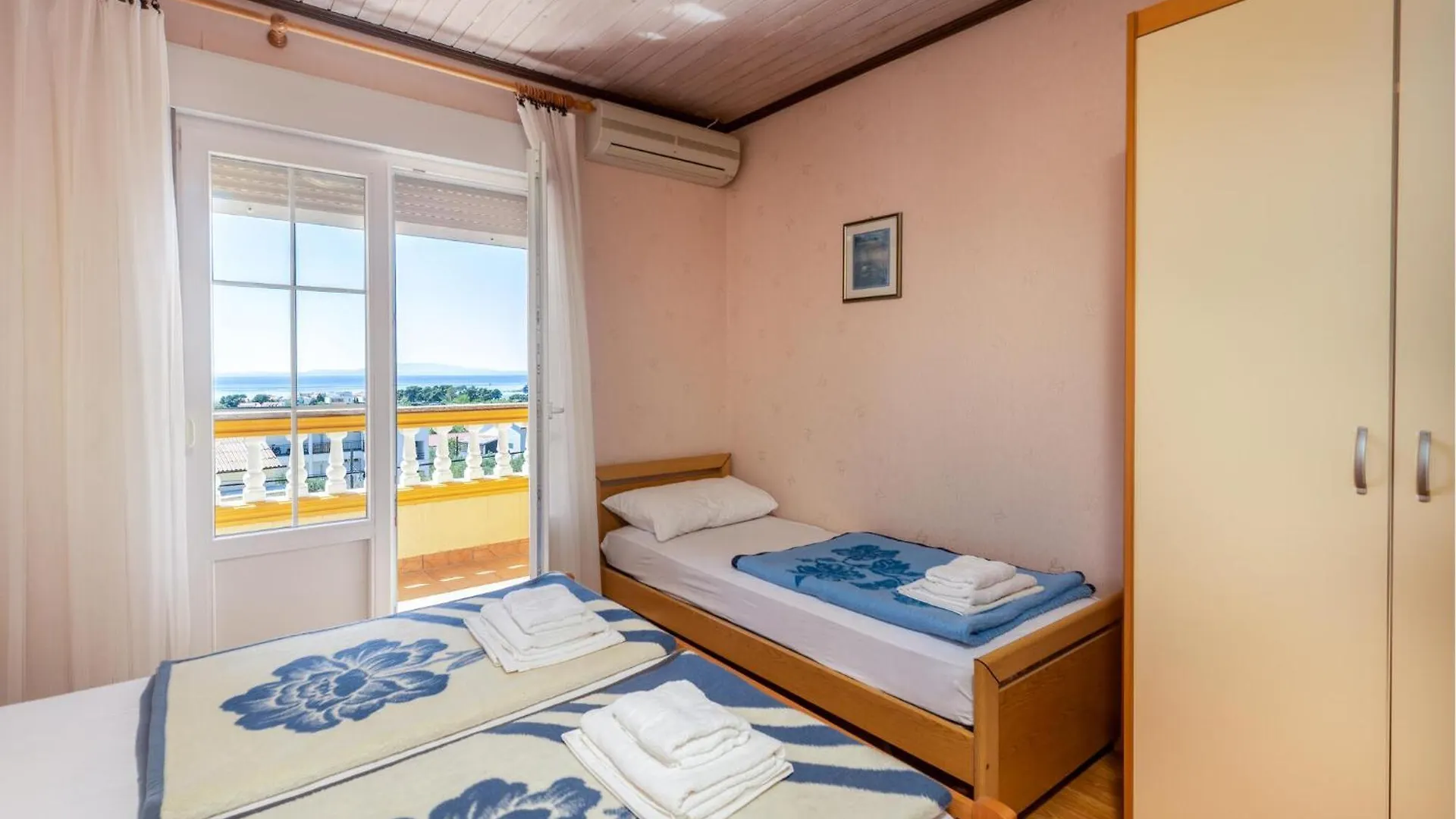 2 Bedroom Cozy Apartment In Rab