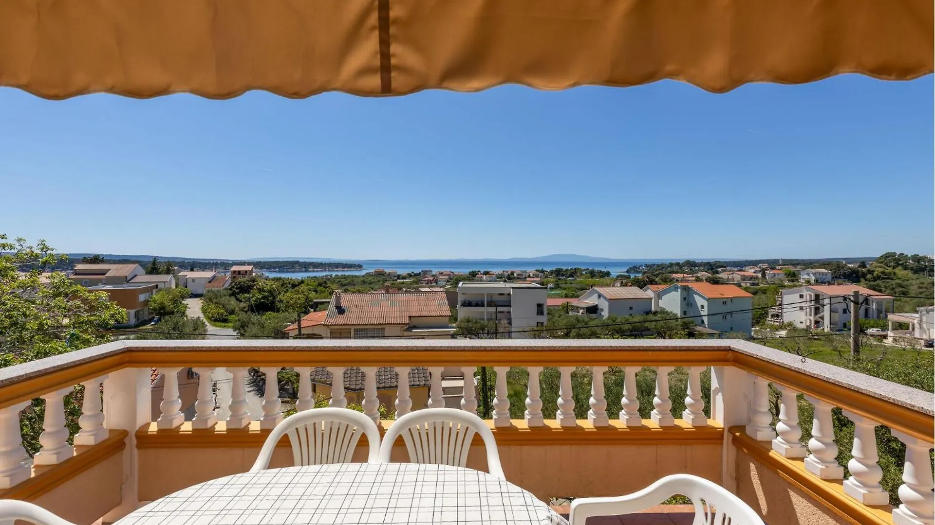 2 Bedroom Cozy Apartment In Rab