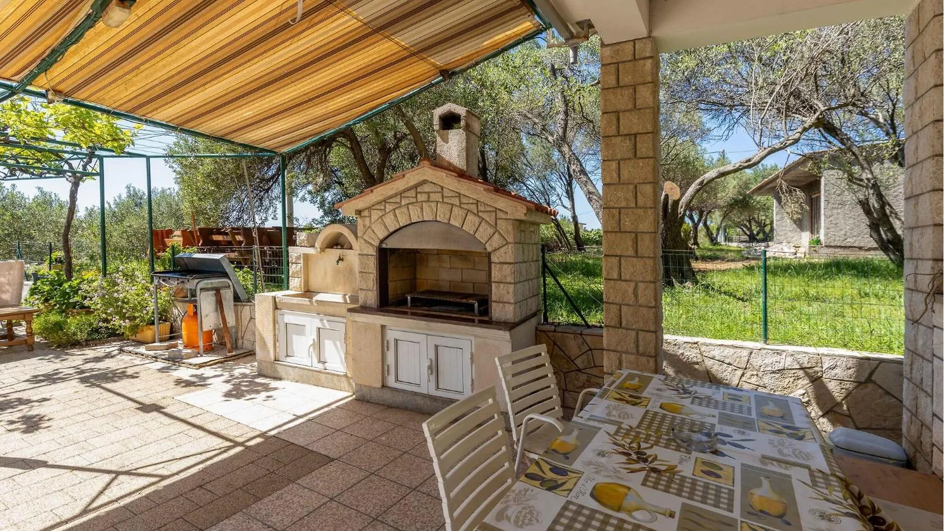 2 Bedroom Cozy Apartment In Rab